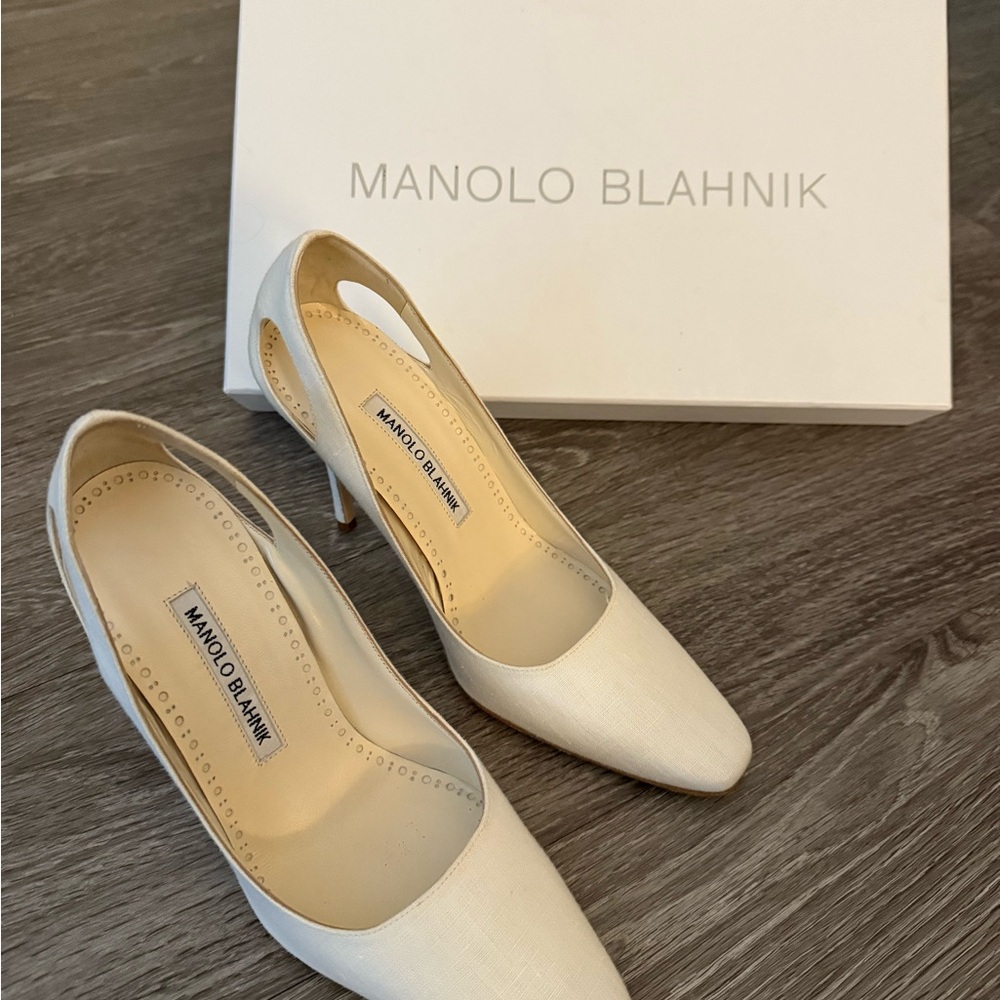Manolo Blahnik White Pointed Slingback Stiletto Heels - Picture 5 of 7